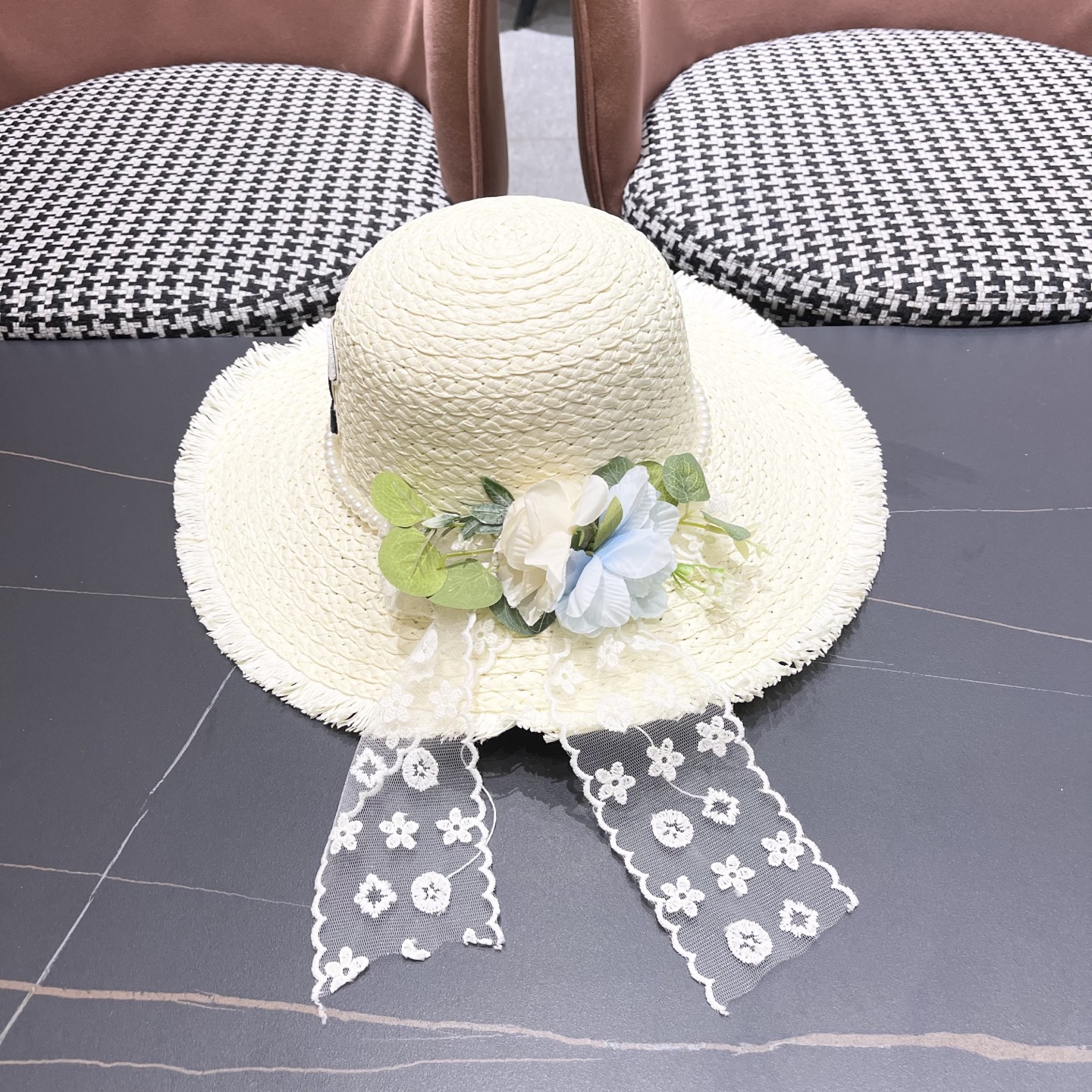  香奈儿Chanel2025新款百搭沙滩帽太阳花女土平顶帽夏天旅游防晒太
阳帽草编帽子