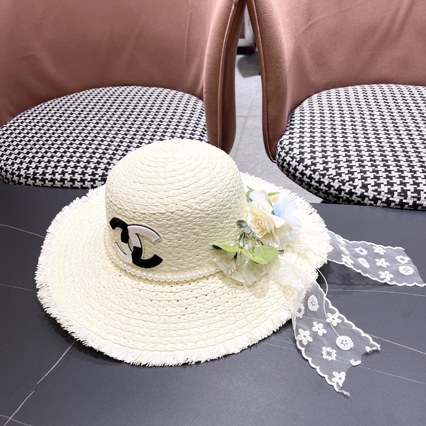  香奈儿Chanel2025新款百搭沙滩帽太阳花女土平顶帽夏天旅游防晒太
阳帽草编帽子