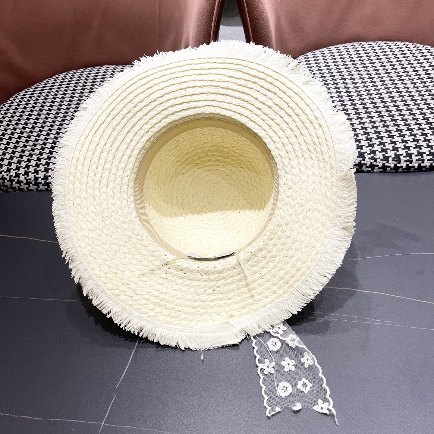  香奈儿Chanel2025新款百搭沙滩帽太阳花女土平顶帽夏天旅游防晒太
阳帽草编帽子