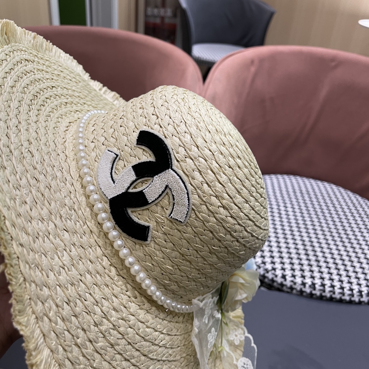  香奈儿Chanel2025新款百搭沙滩帽太阳花女土平顶帽夏天旅游防晒太
阳帽草编帽子