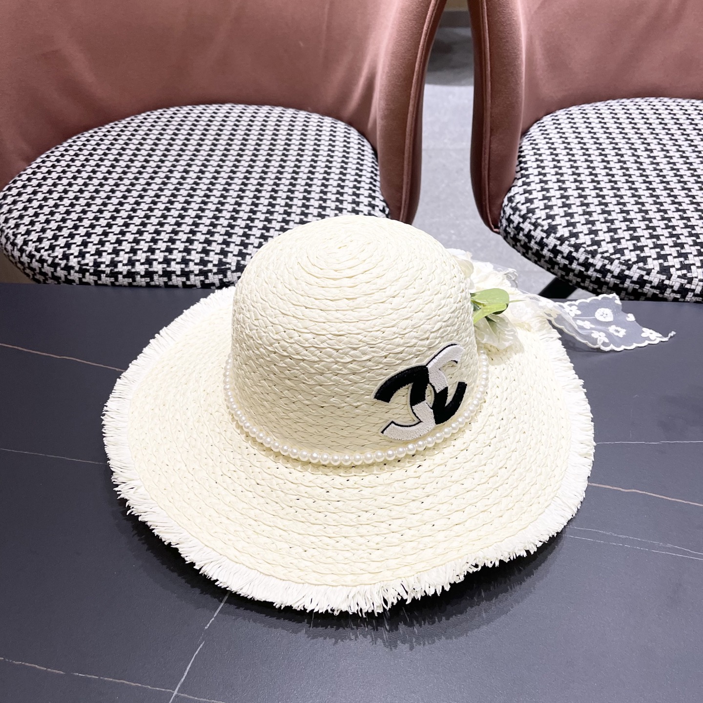  香奈儿Chanel2025新款百搭沙滩帽太阳花女土平顶帽夏天旅游防晒太
阳帽草编帽子
