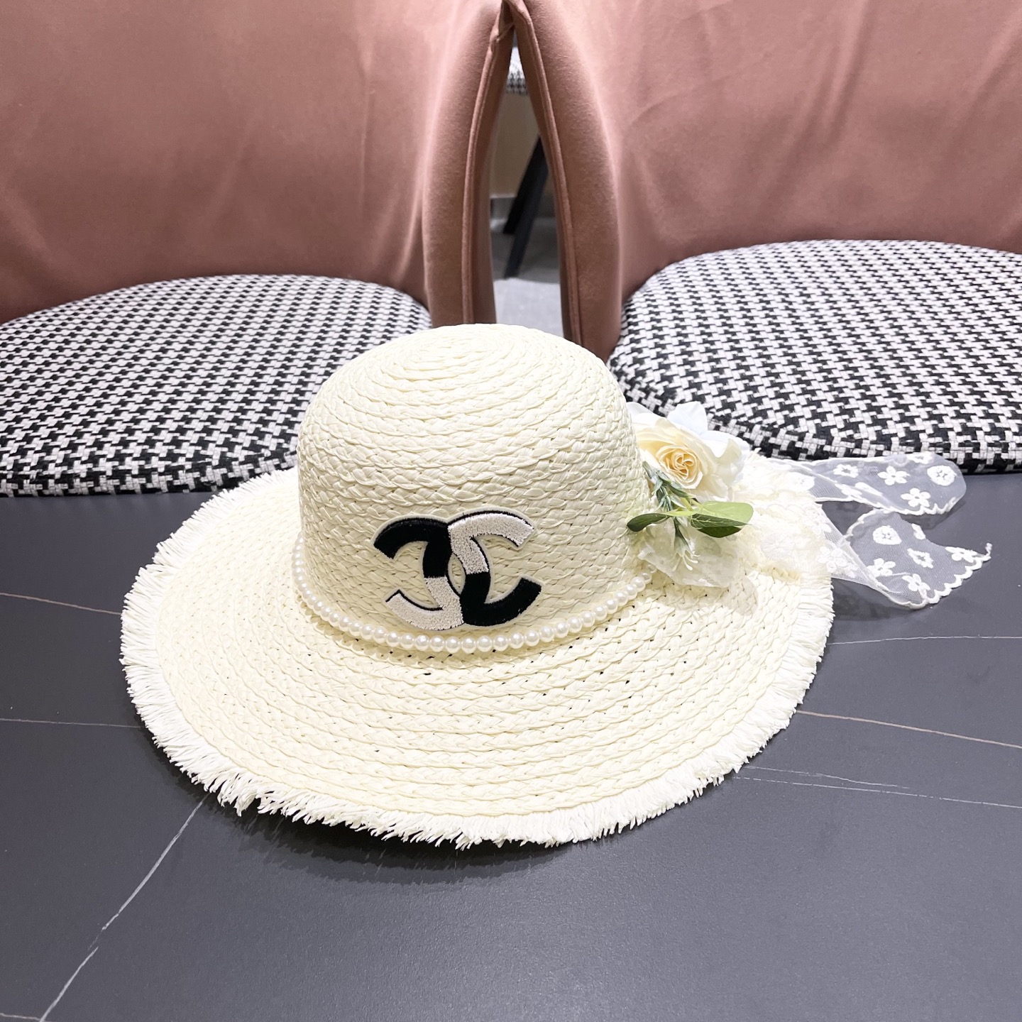  香奈儿Chanel2025新款百搭沙滩帽太阳花女土平顶帽夏天旅游防晒太
阳帽草编帽子