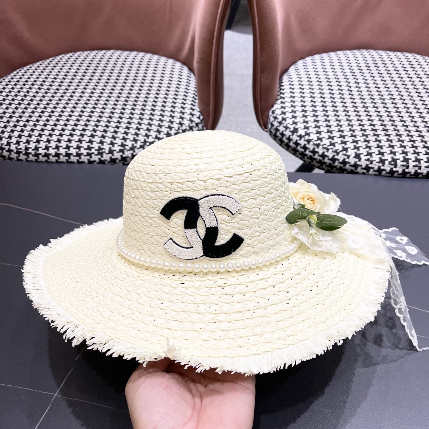  香奈儿Chanel2025新款百搭沙滩帽太阳花女土平顶帽夏天旅游防晒太
阳帽草编帽子