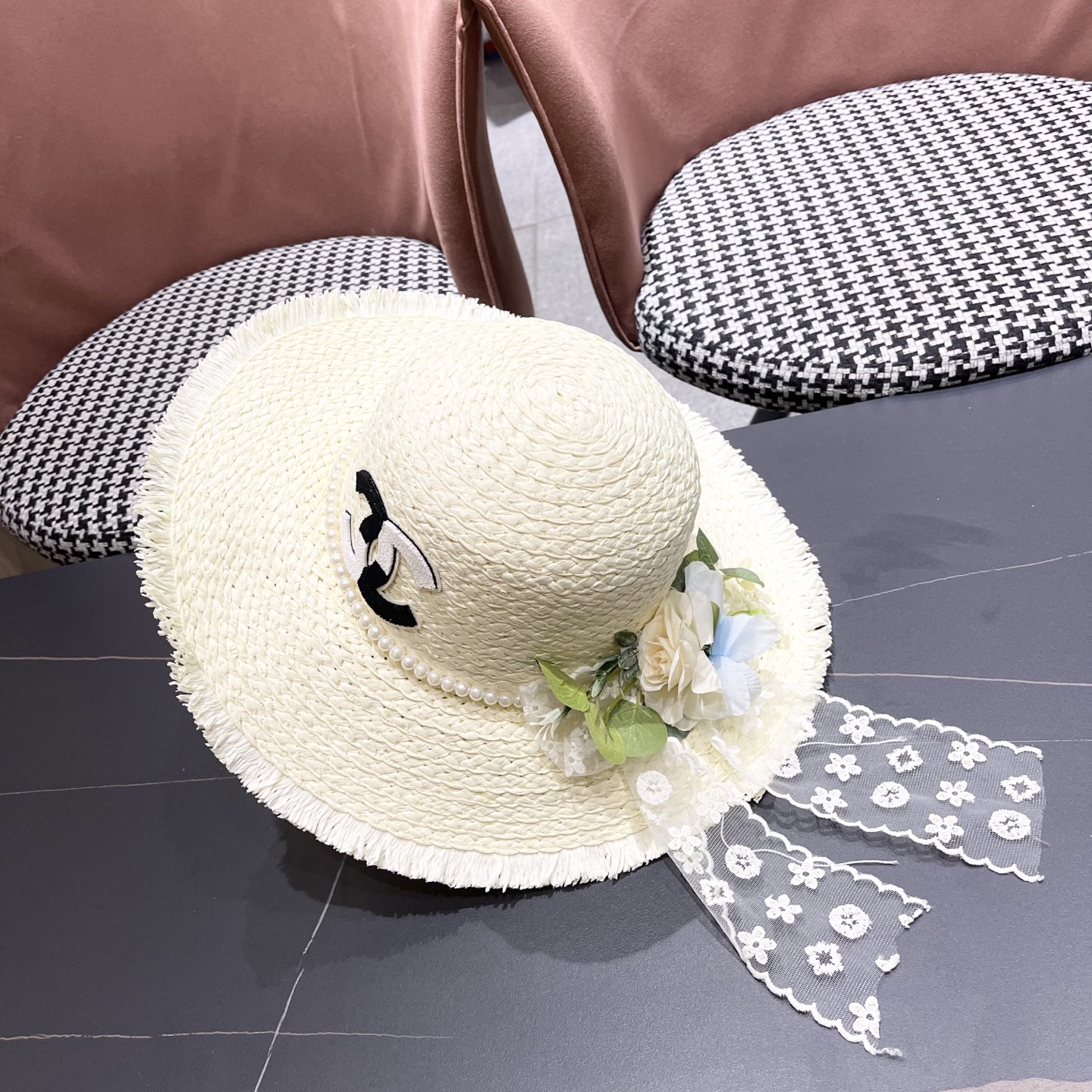  香奈儿Chanel2025新款百搭沙滩帽太阳花女土平顶帽夏天旅游防晒太
阳帽草编帽子