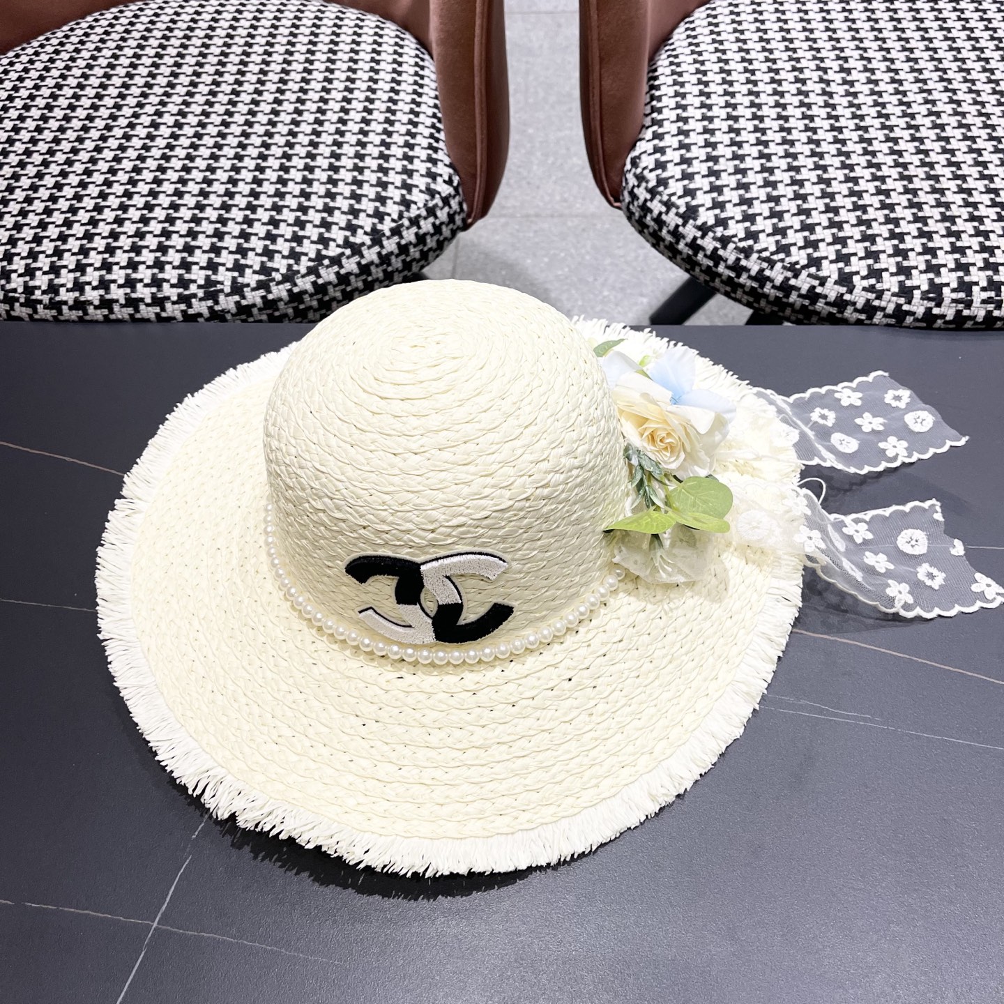  香奈儿Chanel2025新款百搭沙滩帽太阳花女土平顶帽夏天旅游防晒太
阳帽草编帽子