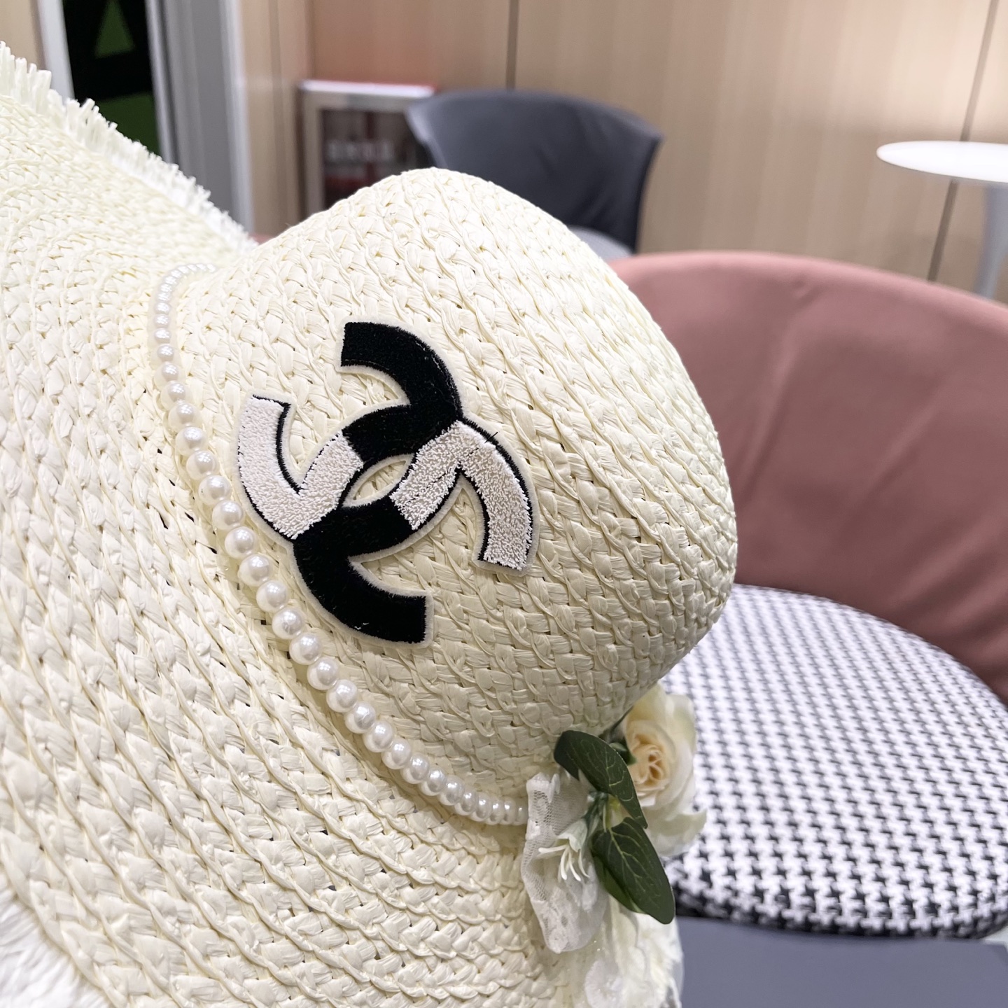 香奈儿Chanel2025新款百搭沙滩帽太阳花女土平顶帽夏天旅游防晒太
阳帽草编帽子