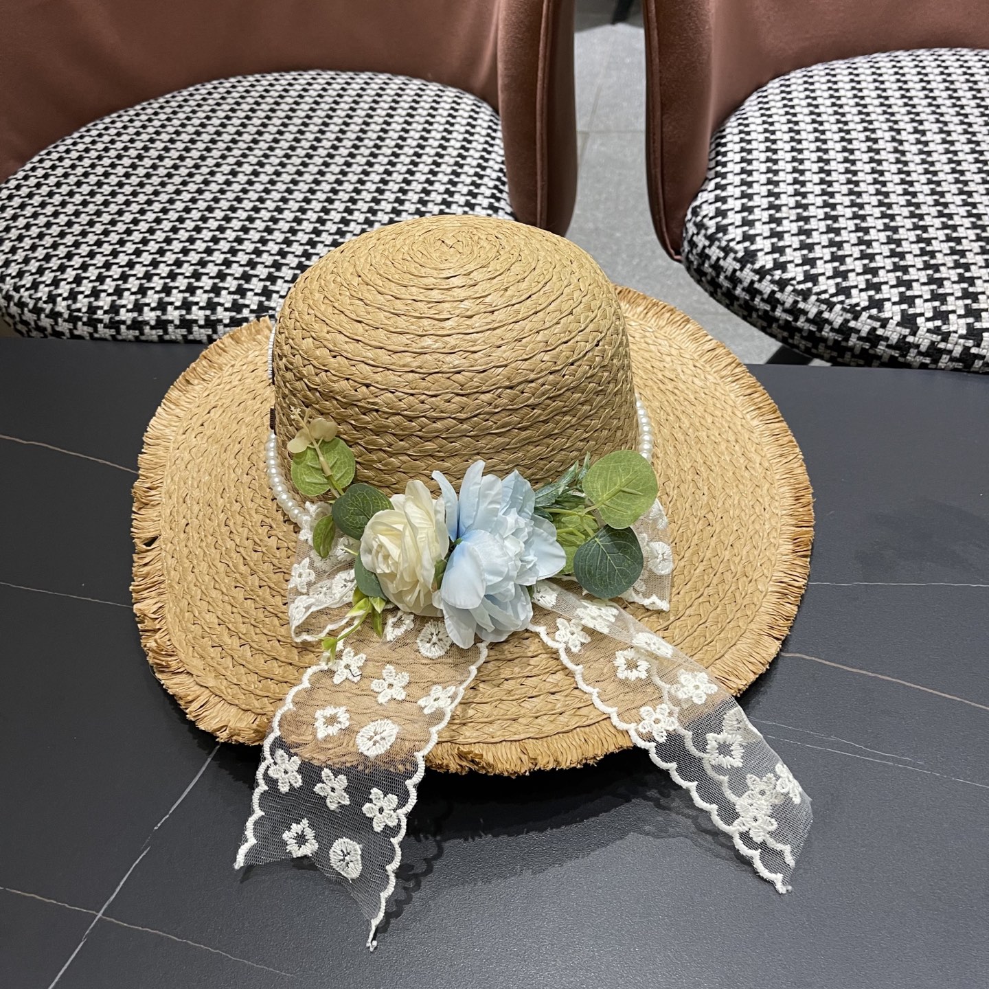  香奈儿Chanel2025新款百搭沙滩帽太阳花女土平顶帽夏天旅游防晒太
阳帽草编帽子