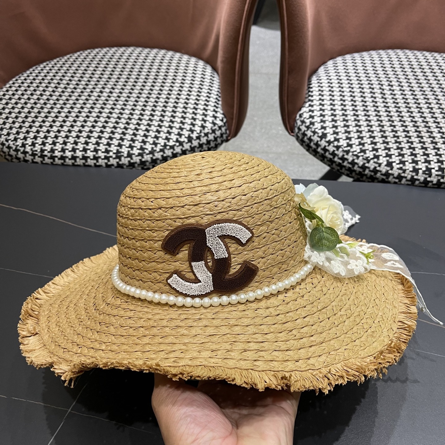  香奈儿Chanel2025新款百搭沙滩帽太阳花女土平顶帽夏天旅游防晒太
阳帽草编帽子