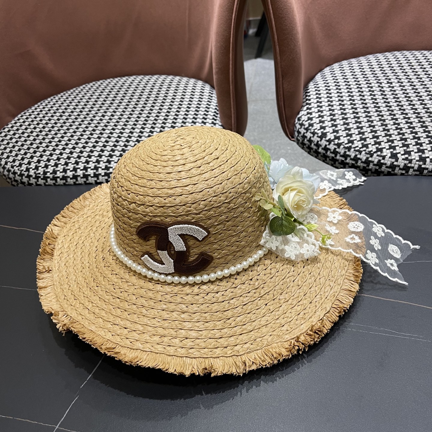  香奈儿Chanel2025新款百搭沙滩帽太阳花女土平顶帽夏天旅游防晒太
阳帽草编帽子