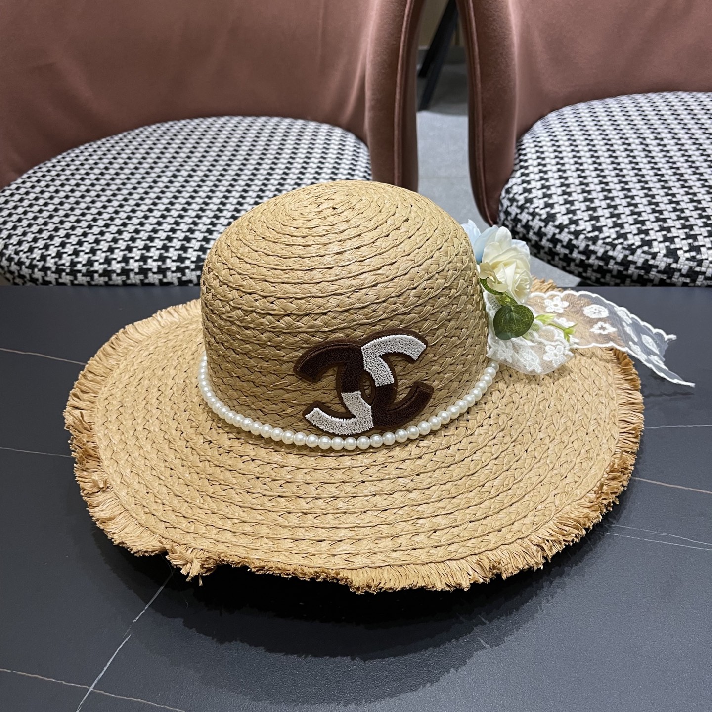  香奈儿Chanel2025新款百搭沙滩帽太阳花女土平顶帽夏天旅游防晒太
阳帽草编帽子