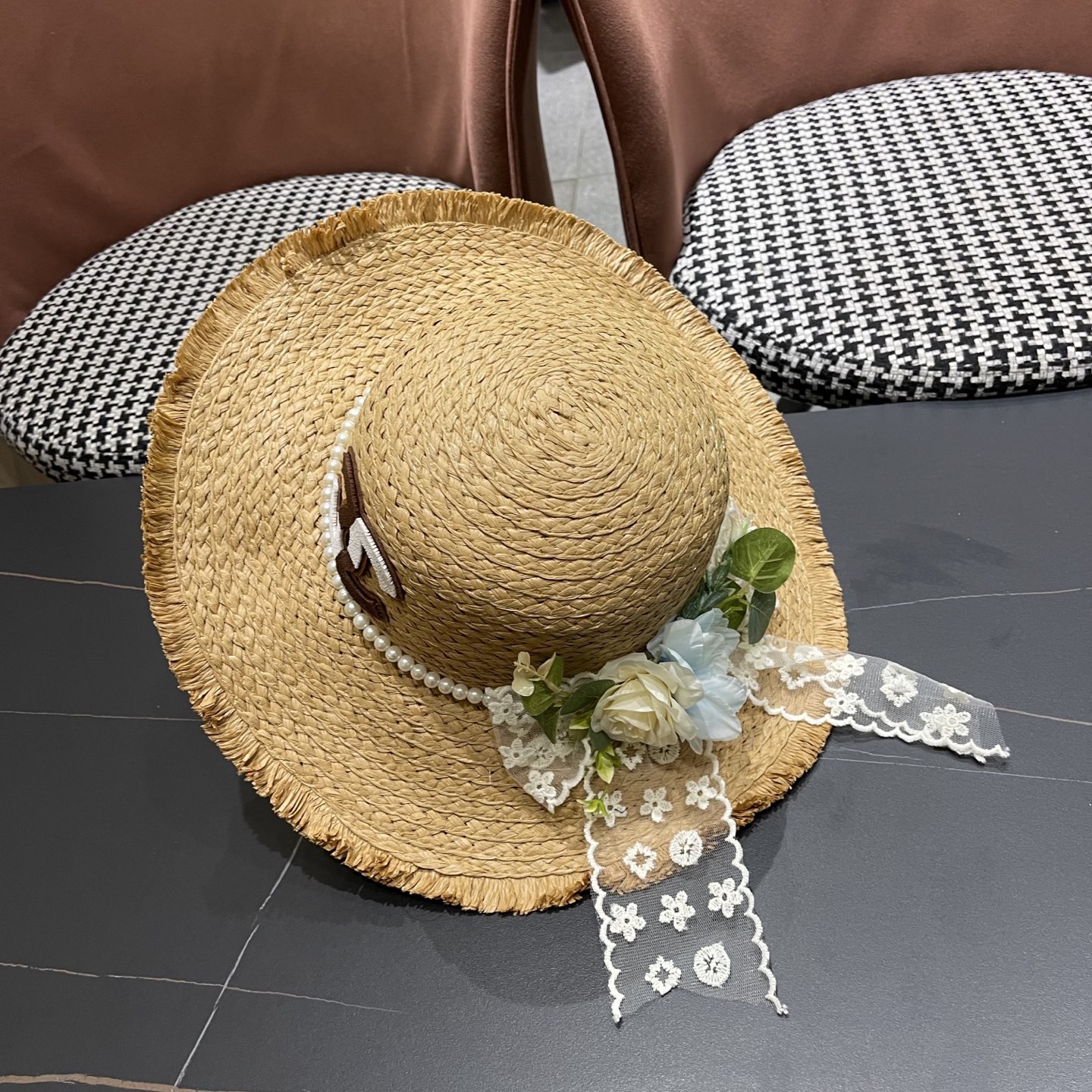  香奈儿Chanel2025新款百搭沙滩帽太阳花女土平顶帽夏天旅游防晒太
阳帽草编帽子