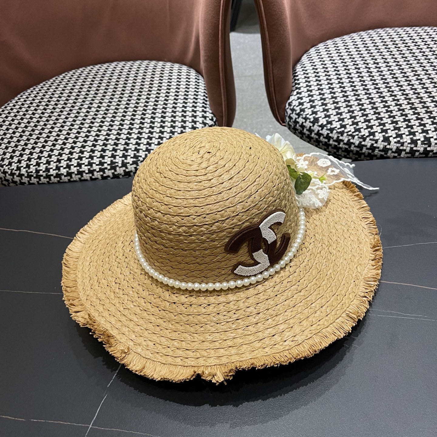  香奈儿Chanel2025新款百搭沙滩帽太阳花女土平顶帽夏天旅游防晒太
阳帽草编帽子