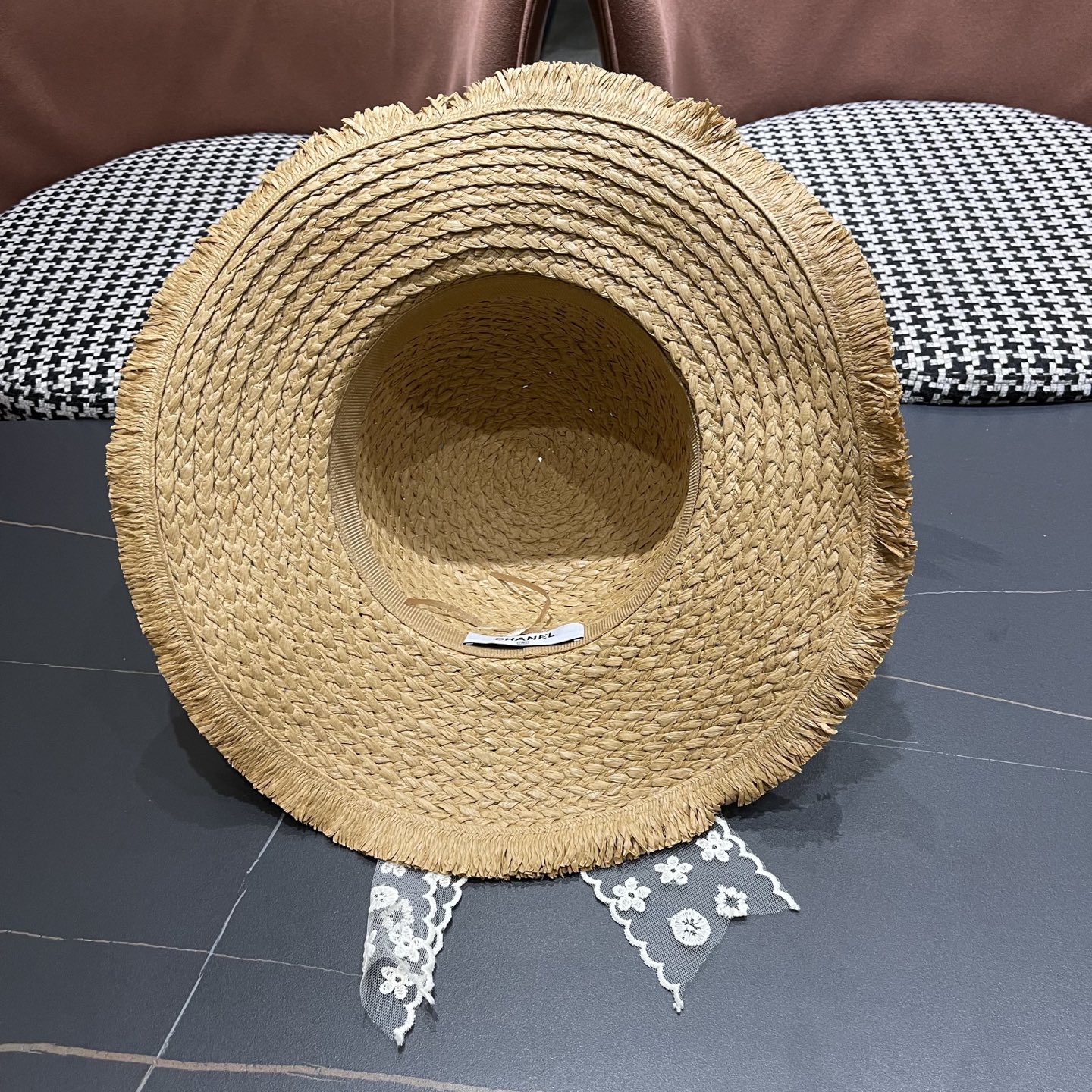  香奈儿Chanel2025新款百搭沙滩帽太阳花女土平顶帽夏天旅游防晒太
阳帽草编帽子