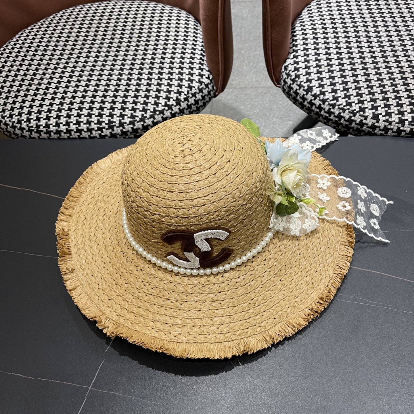  香奈儿Chanel2025新款百搭沙滩帽太阳花女土平顶帽夏天旅游防晒太
阳帽草编帽子