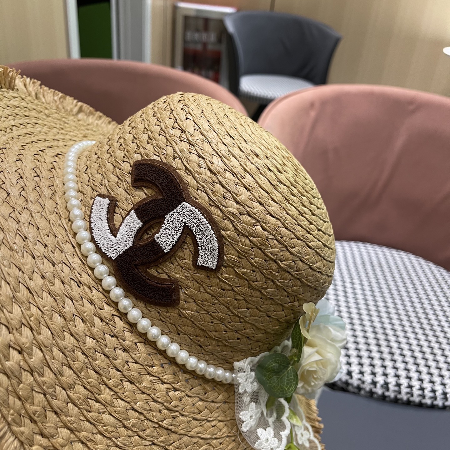  香奈儿Chanel2025新款百搭沙滩帽太阳花女土平顶帽夏天旅游防晒太
阳帽草编帽子