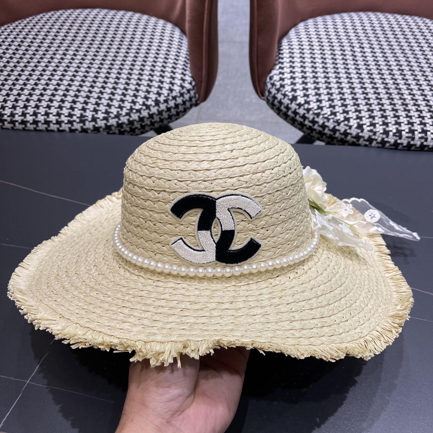  香奈儿Chanel2025新款百搭沙滩帽太阳花女土平顶帽夏天旅游防晒太
阳帽草编帽子