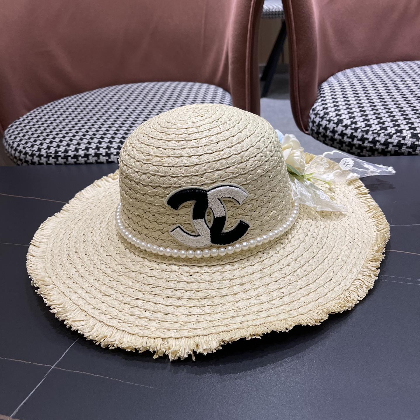  香奈儿Chanel2025新款百搭沙滩帽太阳花女土平顶帽夏天旅游防晒太
阳帽草编帽子