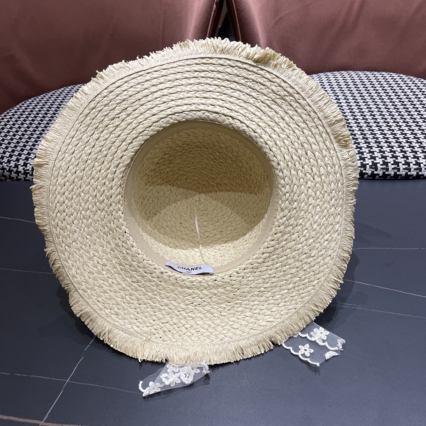  香奈儿Chanel2025新款百搭沙滩帽太阳花女土平顶帽夏天旅游防晒太
阳帽草编帽子