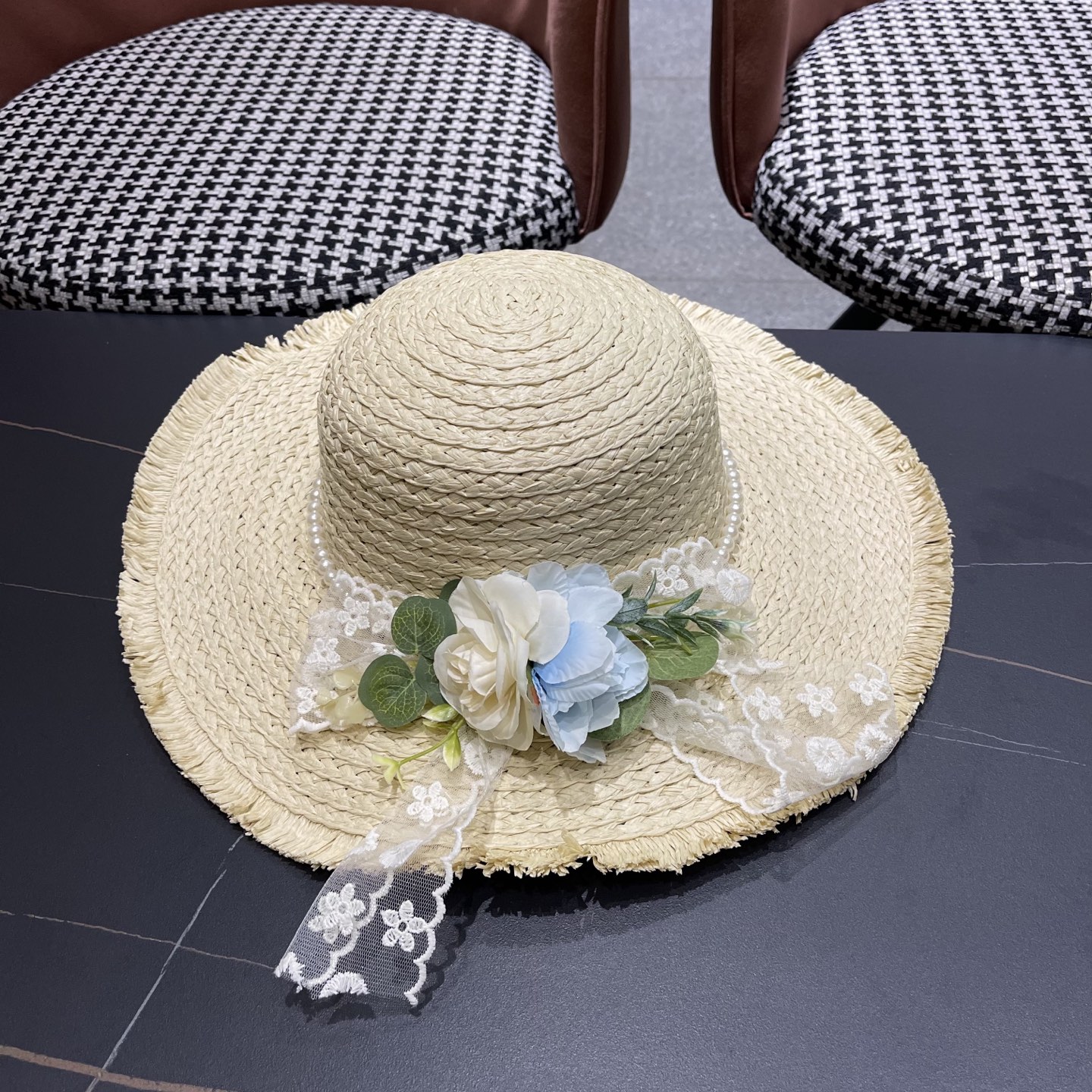  香奈儿Chanel2025新款百搭沙滩帽太阳花女土平顶帽夏天旅游防晒太
阳帽草编帽子