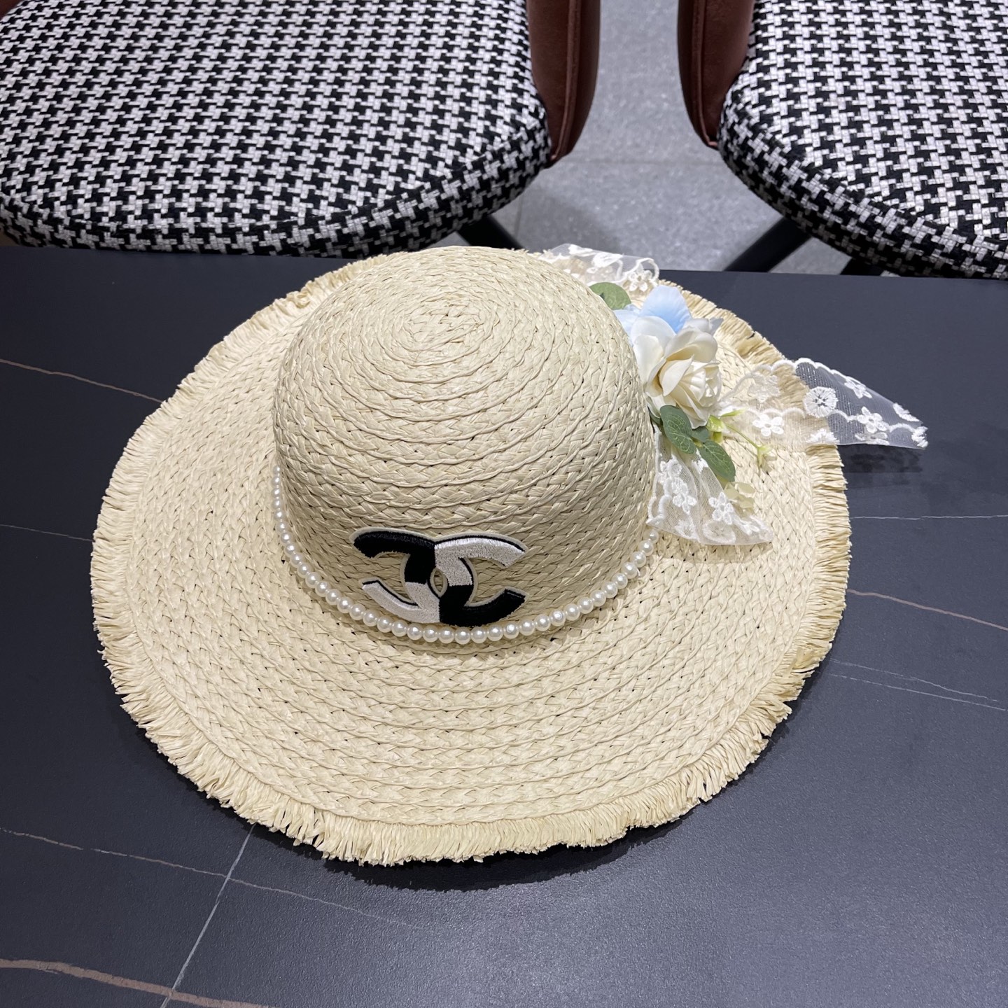  香奈儿Chanel2025新款百搭沙滩帽太阳花女土平顶帽夏天旅游防晒太
阳帽草编帽子