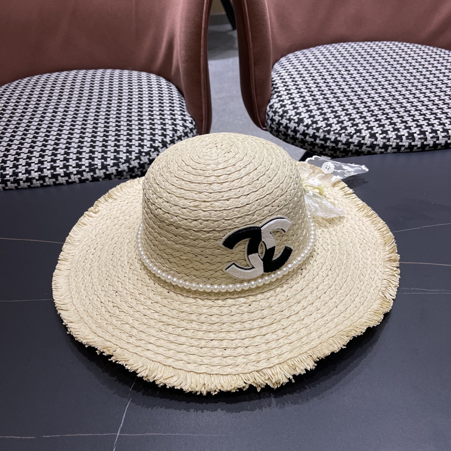  香奈儿Chanel2025新款百搭沙滩帽太阳花女土平顶帽夏天旅游防晒太
阳帽草编帽子