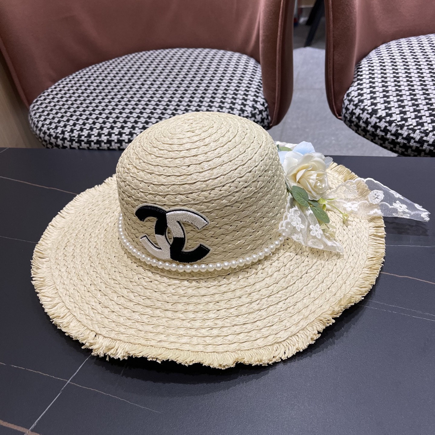  香奈儿Chanel2025新款百搭沙滩帽太阳花女土平顶帽夏天旅游防晒太
阳帽草编帽子