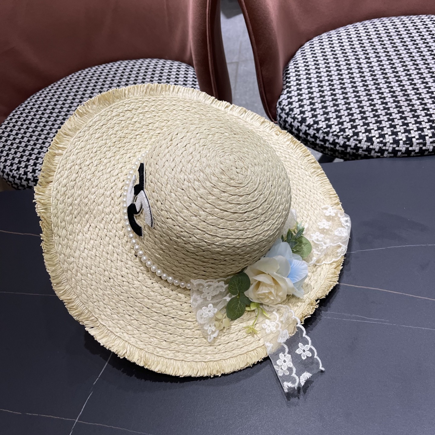  香奈儿Chanel2025新款百搭沙滩帽太阳花女土平顶帽夏天旅游防晒太
阳帽草编帽子