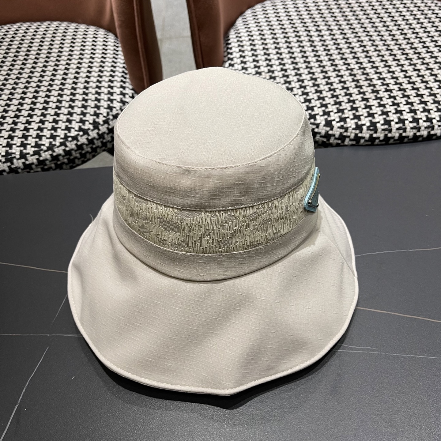 PRADA普拉达2025新款蝴蝶结渔夫帽子女春季时尚百搭防紫外线日系盆帽