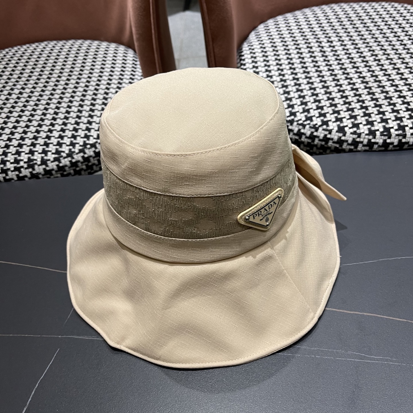 PRADA普拉达2025新款蝴蝶结渔夫帽子女春季时尚百搭防紫外线日系盆帽