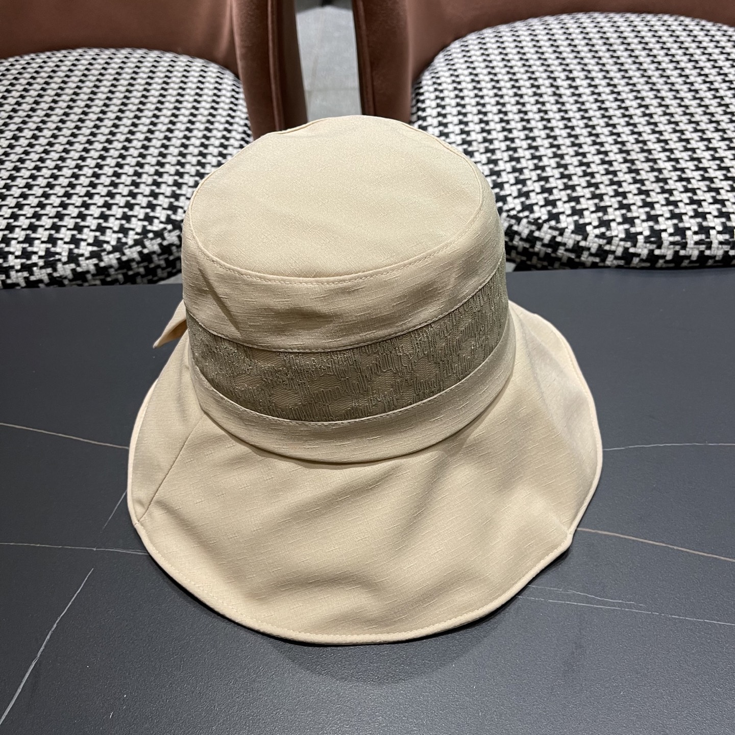 PRADA普拉达2025新款蝴蝶结渔夫帽子女春季时尚百搭防紫外线日系盆帽