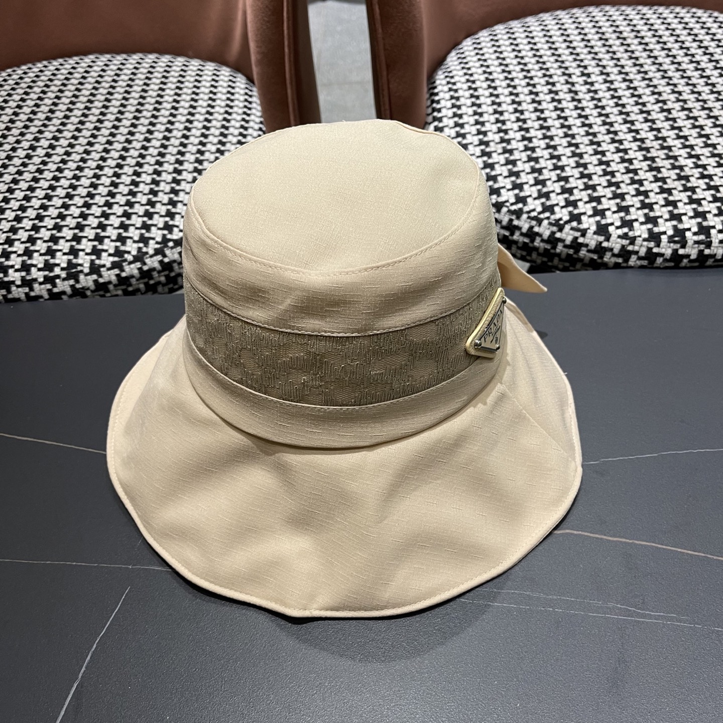 PRADA普拉达2025新款蝴蝶结渔夫帽子女春季时尚百搭防紫外线日系盆帽