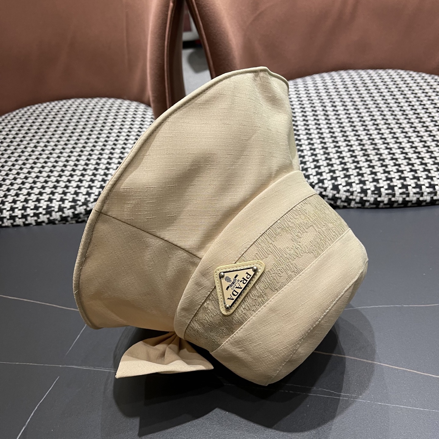 PRADA普拉达2025新款蝴蝶结渔夫帽子女春季时尚百搭防紫外线日系盆帽