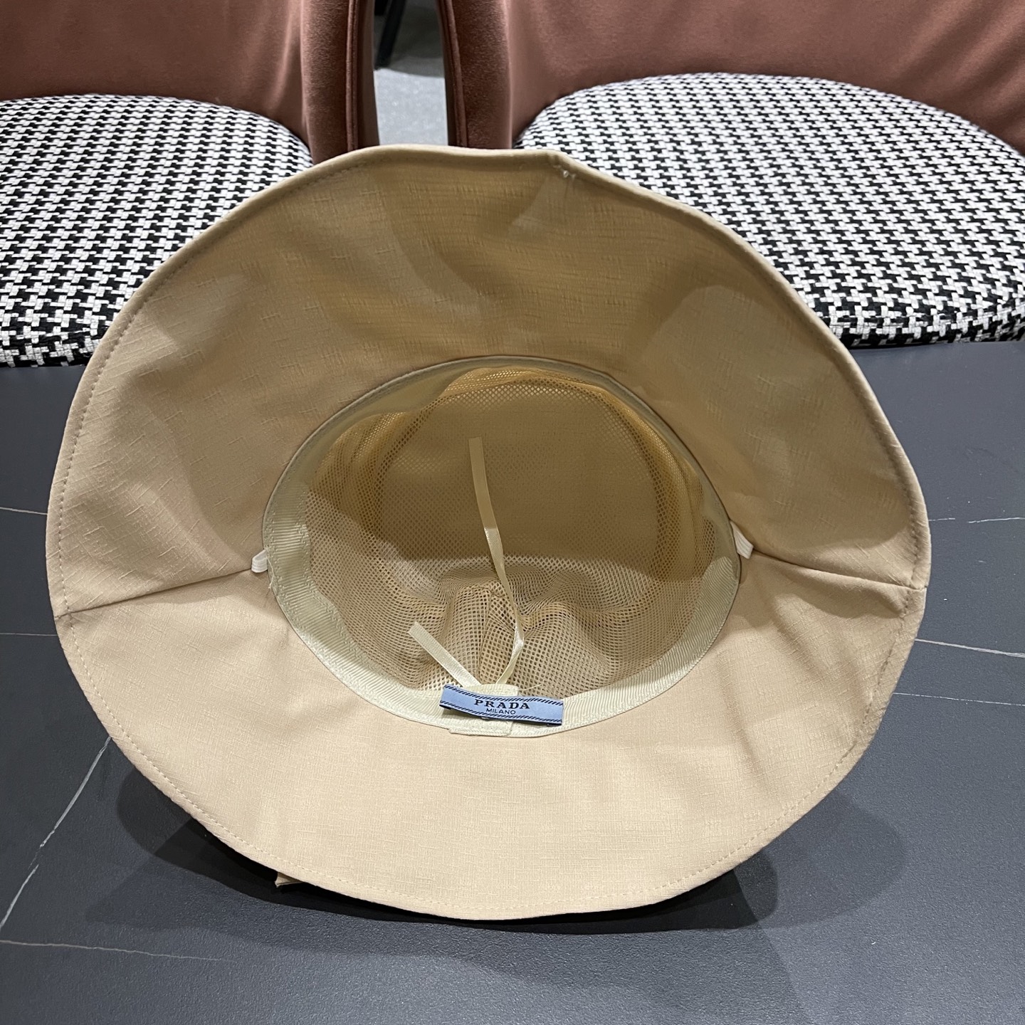 PRADA普拉达2025新款蝴蝶结渔夫帽子女春季时尚百搭防紫外线日系盆帽