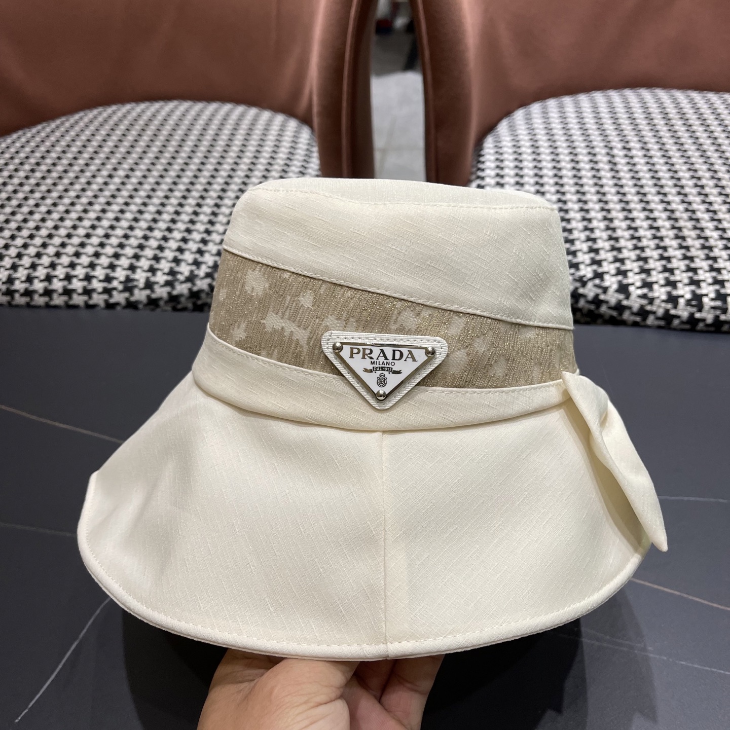 PRADA普拉达2025新款蝴蝶结渔夫帽子女春季时尚百搭防紫外线日系盆帽