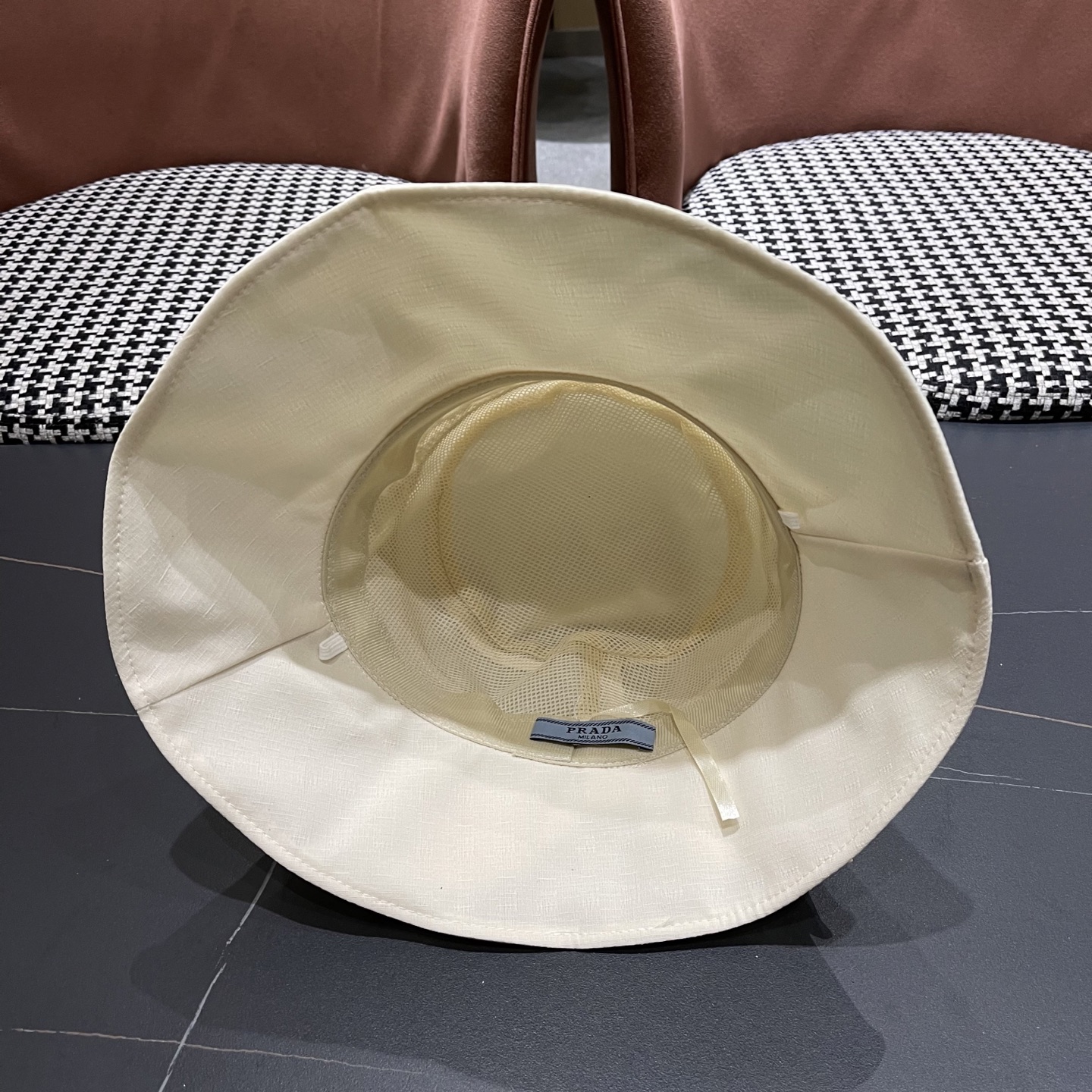 PRADA普拉达2025新款蝴蝶结渔夫帽子女春季时尚百搭防紫外线日系盆帽