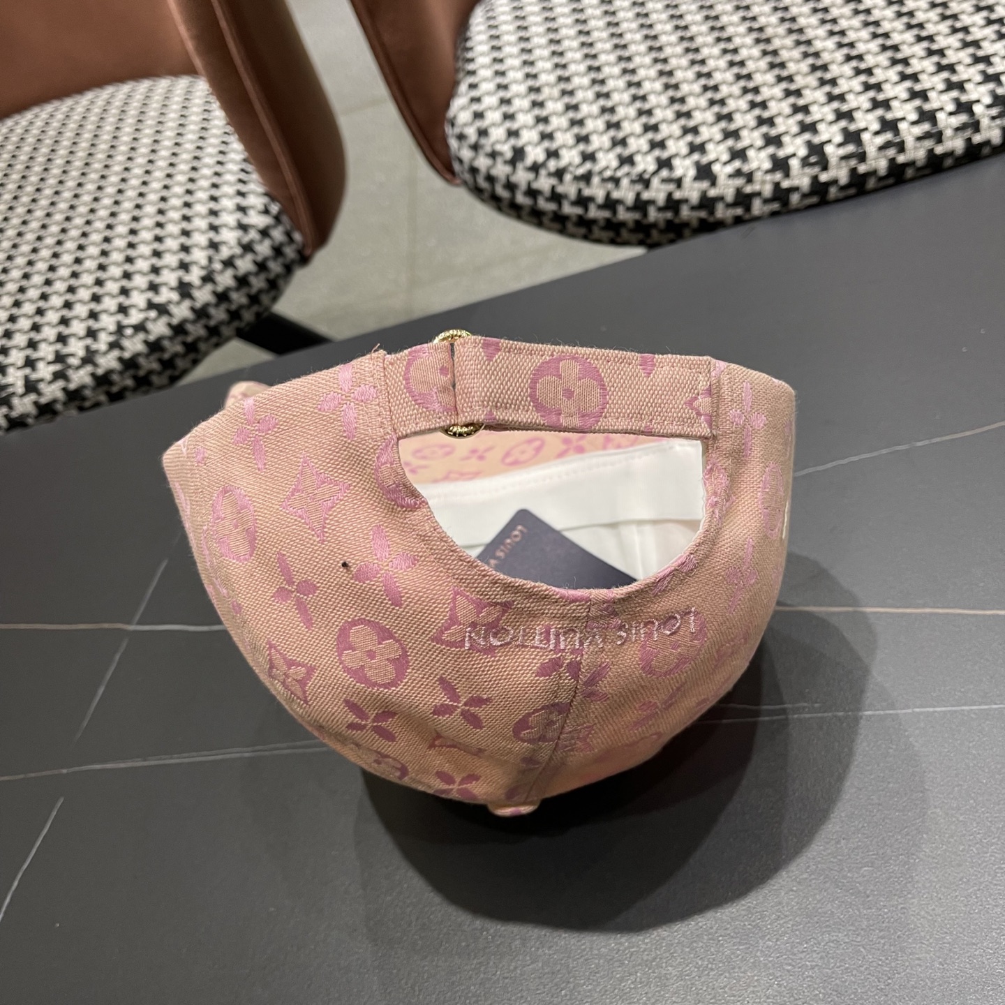  路易威登lv2025新款棒球帽 LouisVuitton😍新款重工打造♥️高端大气，百搭款🤗男女通用！