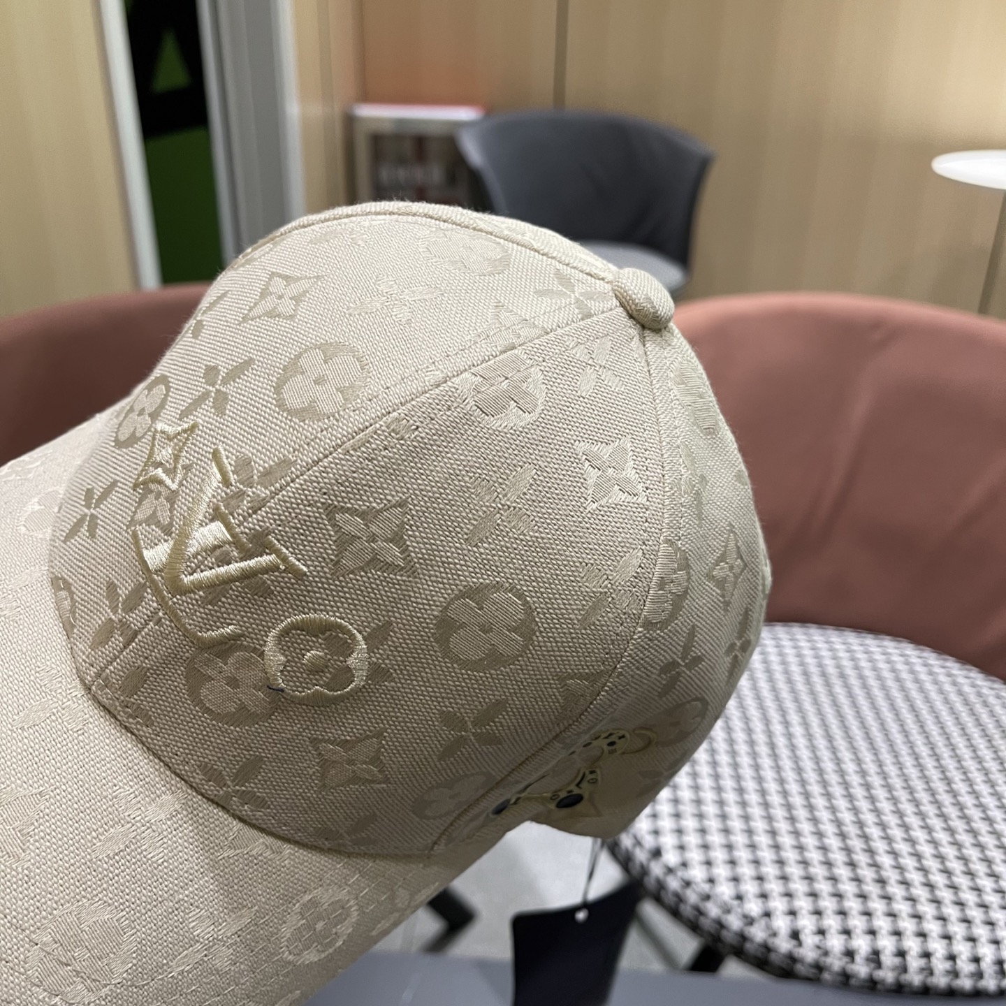  路易威登lv2025新款棒球帽 LouisVuitton😍新款重工打造♥️高端大气，百搭款🤗男女通用！