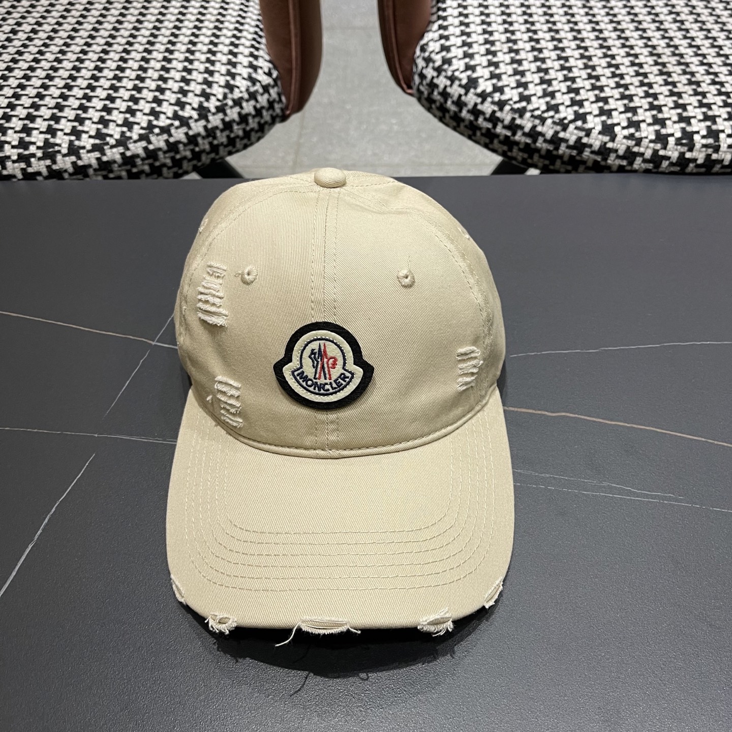 NO:227673,The new baseball cap of the moncler 2025 is universal in all seasons. The special hat shape is straight and straight. Hats, straw hats, fisherman hats, baseball caps, hats, christian louboutin, Moncler, espadrilles, hats19860909蒙口moncler2025新款棒球帽,四季都通用 特调的帽型就是又挺拔 帽子草帽渔夫帽棒球帽,帽子,christian louboutin,Moncler,espadrilles,hats,hat