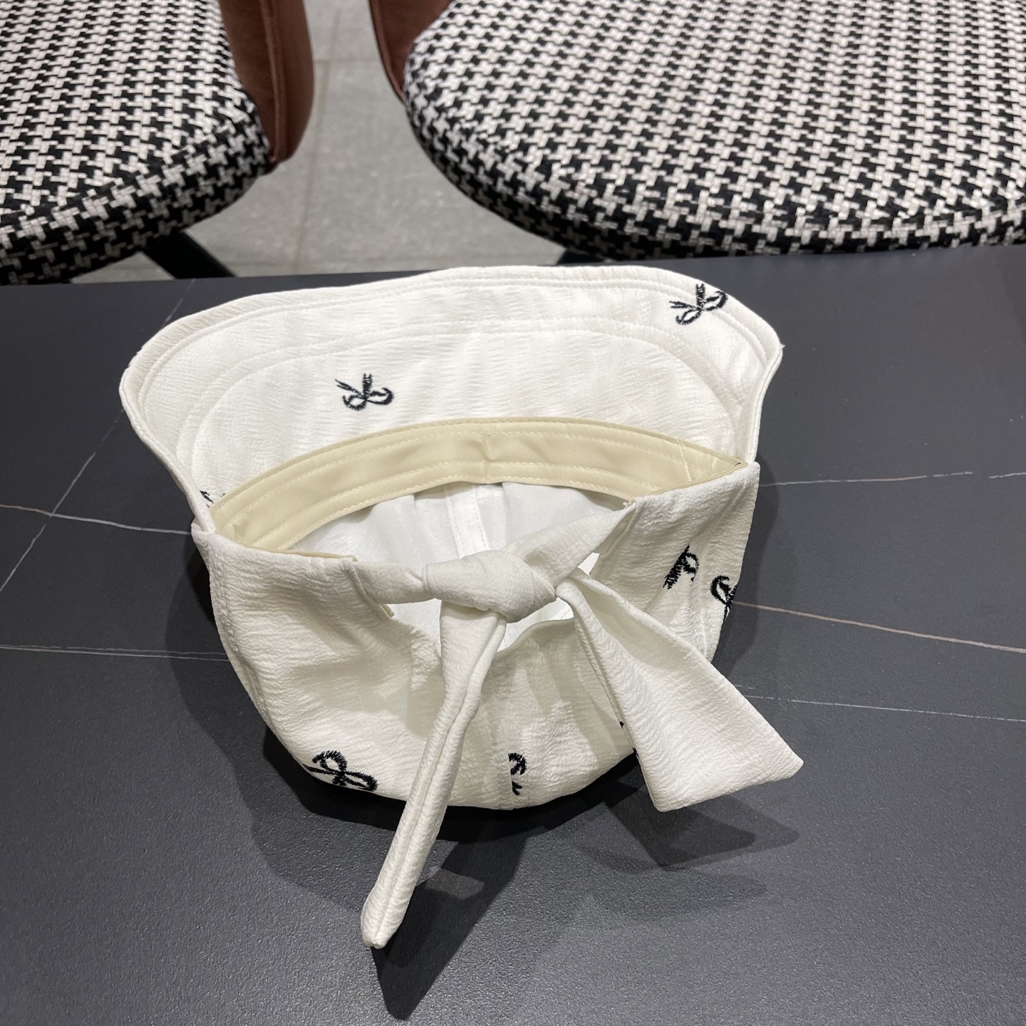 Prada普拉拉夏百搭薄款新款蝴蝶结系带鸭舌帽女户外体闲甜美大檐显脸小渔夫帽