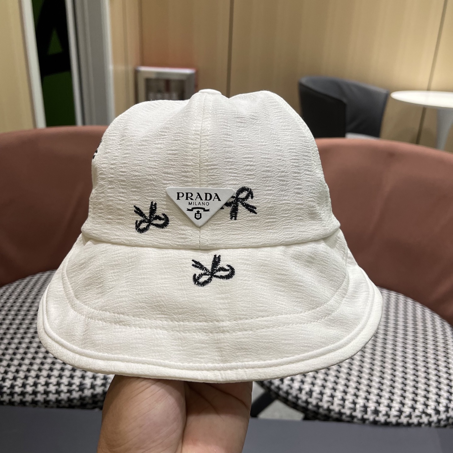 Prada普拉拉夏百搭薄款新款蝴蝶结系带鸭舌帽女户外体闲甜美大檐显脸小渔夫帽