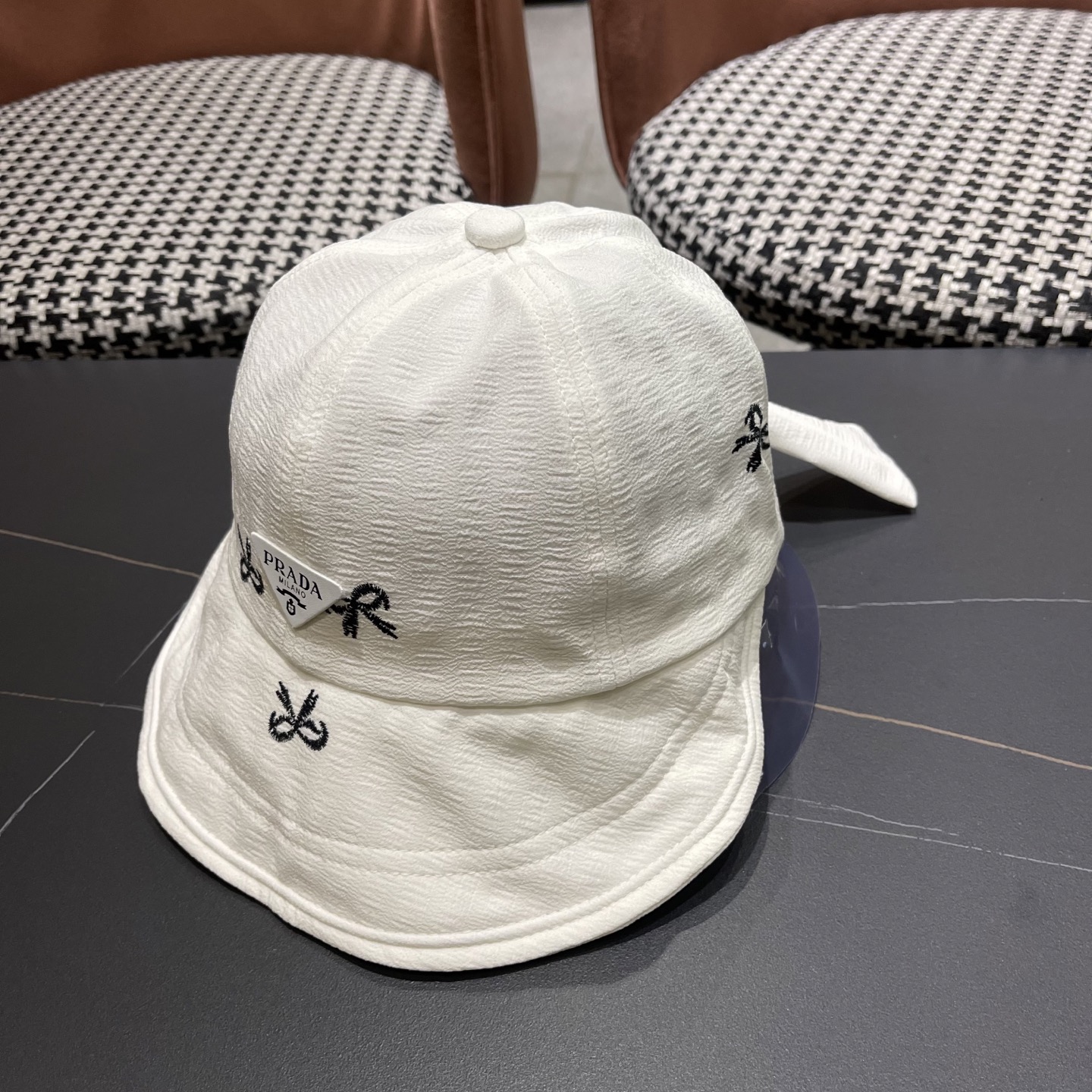 Prada普拉拉夏百搭薄款新款蝴蝶结系带鸭舌帽女户外体闲甜美大檐显脸小渔夫帽