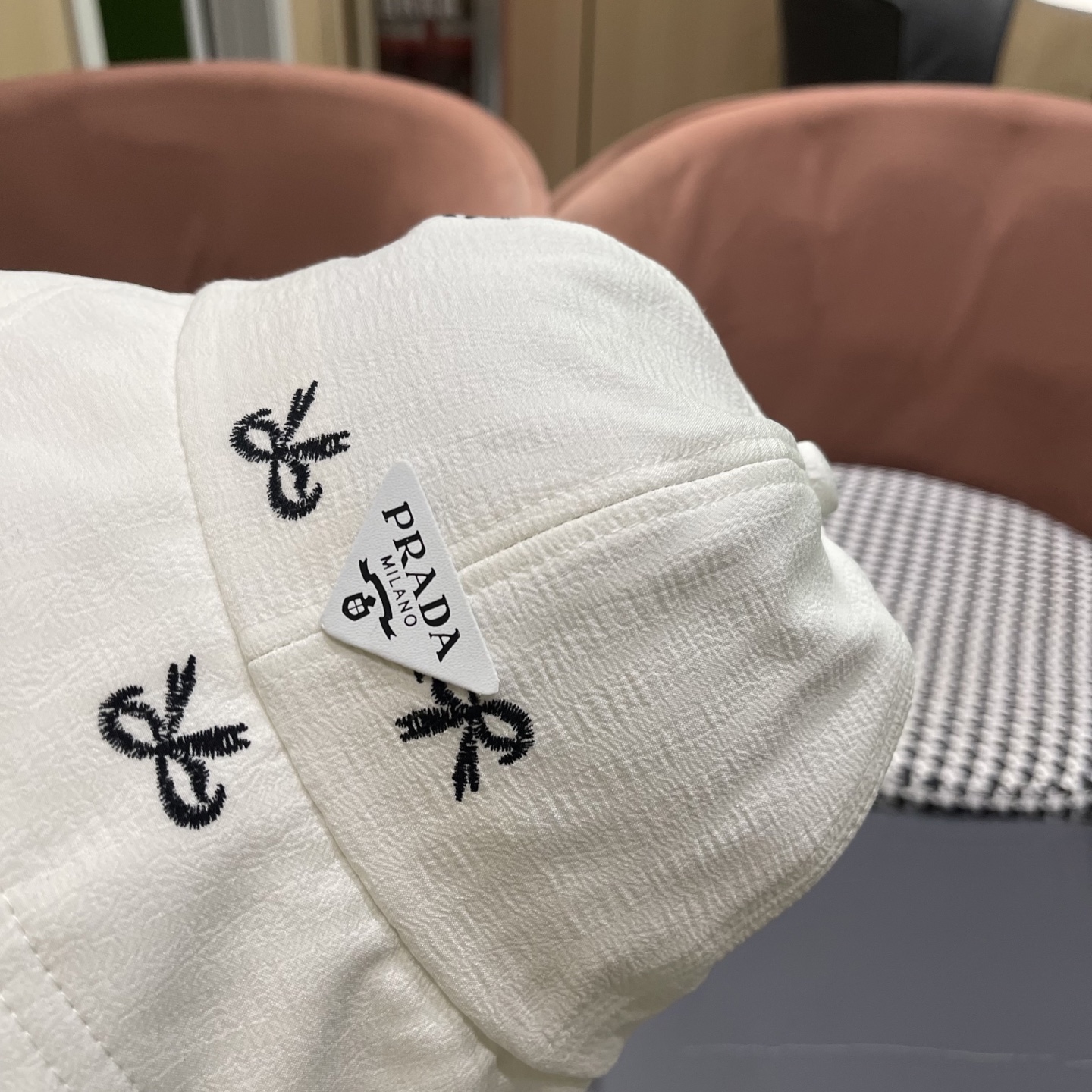 Prada普拉拉夏百搭薄款新款蝴蝶结系带鸭舌帽女户外体闲甜美大檐显脸小渔夫帽