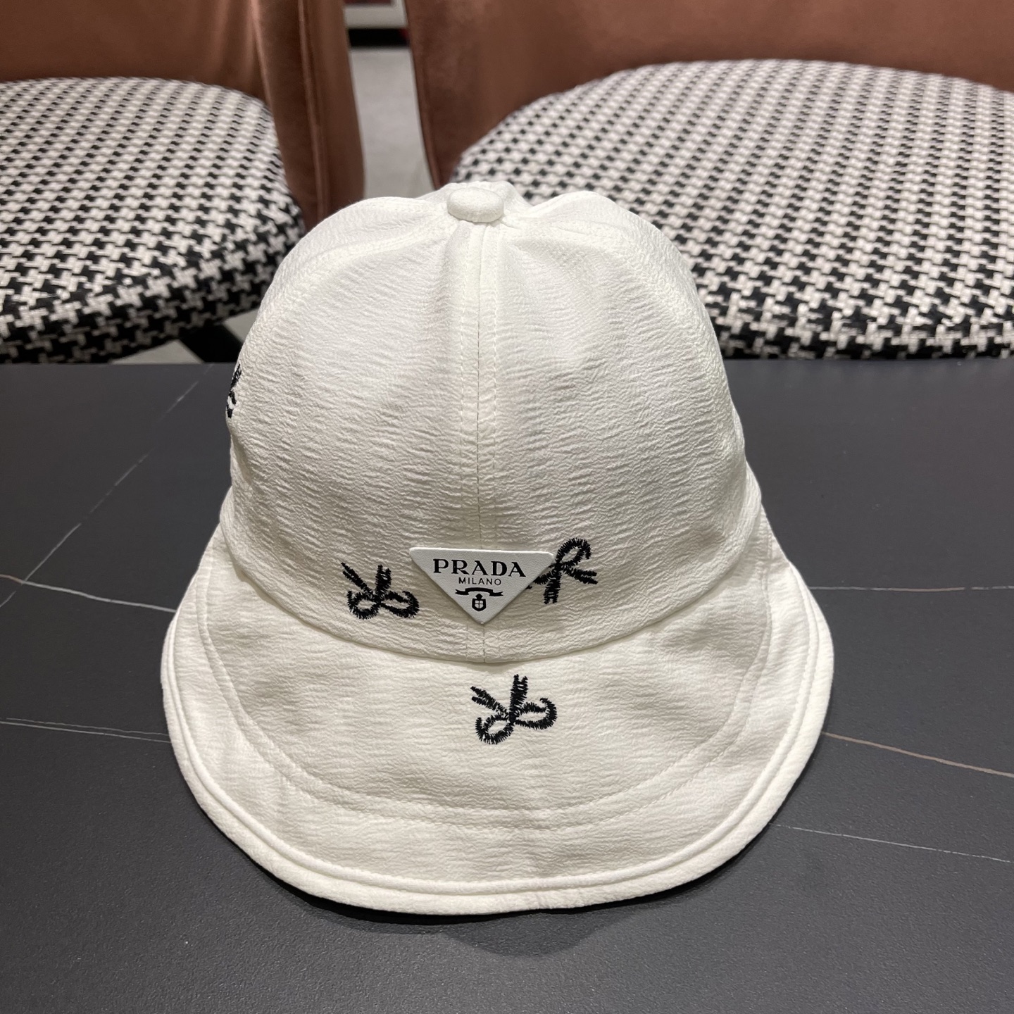 Prada普拉拉夏百搭薄款新款蝴蝶结系带鸭舌帽女户外体闲甜美大檐显脸小渔夫帽