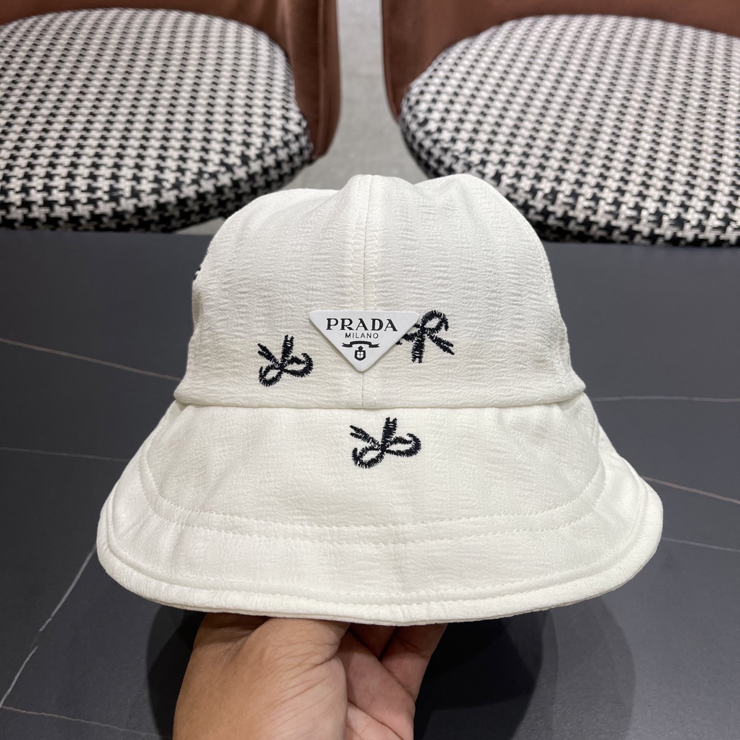 Prada普拉拉夏百搭薄款新款蝴蝶结系带鸭舌帽女户外体闲甜美大檐显脸小渔夫帽