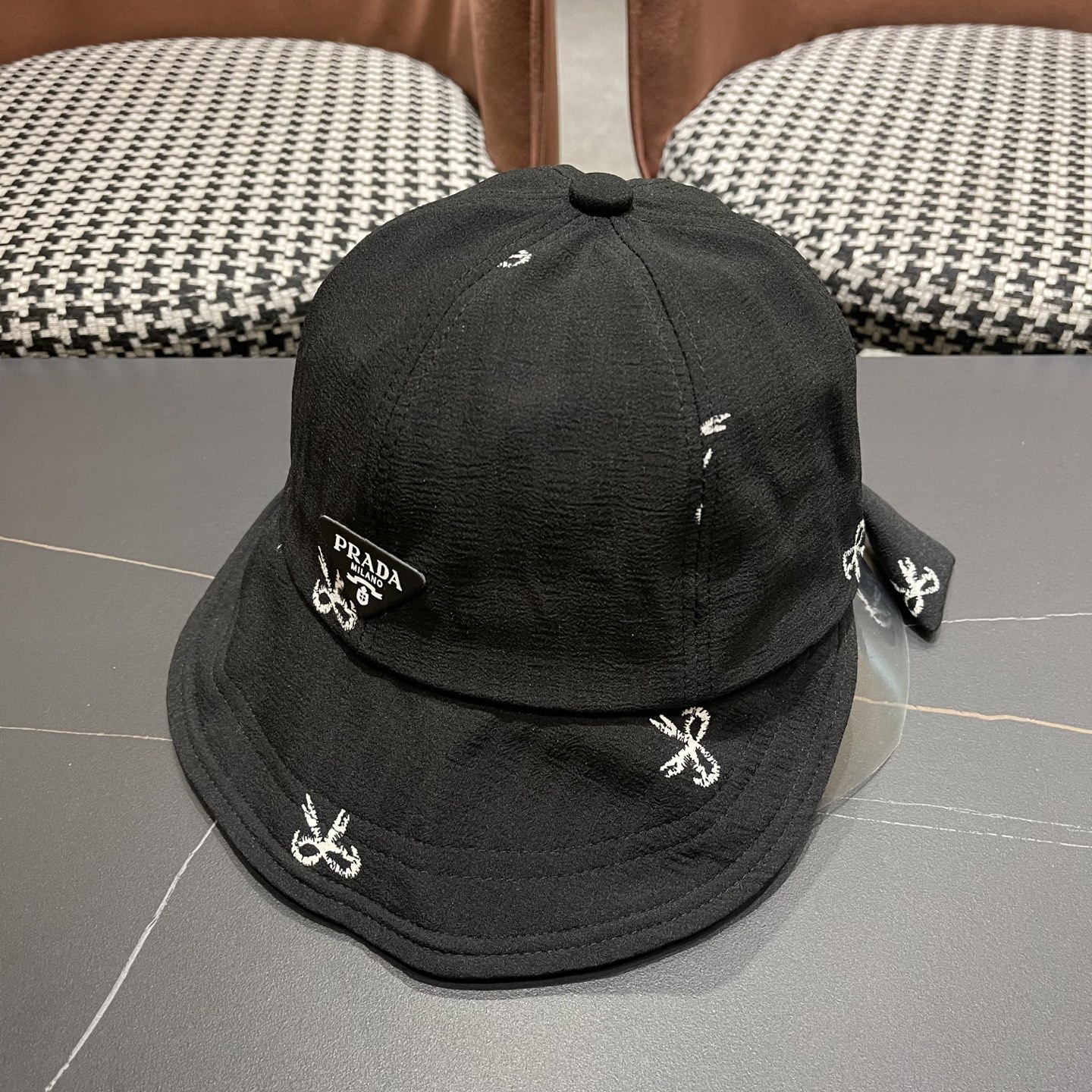 Prada普拉拉夏百搭薄款新款蝴蝶结系带鸭舌帽女户外体闲甜美大檐显脸小渔夫帽