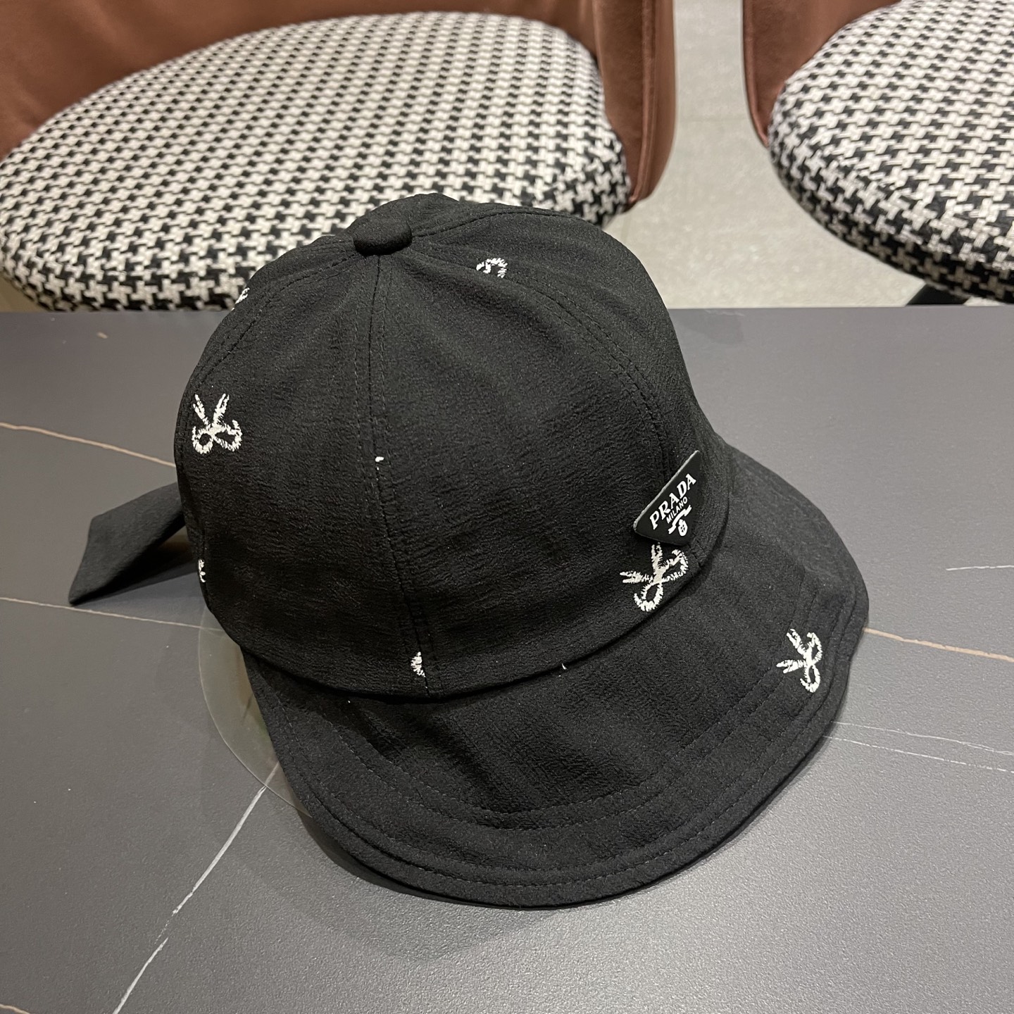 Prada普拉拉夏百搭薄款新款蝴蝶结系带鸭舌帽女户外体闲甜美大檐显脸小渔夫帽