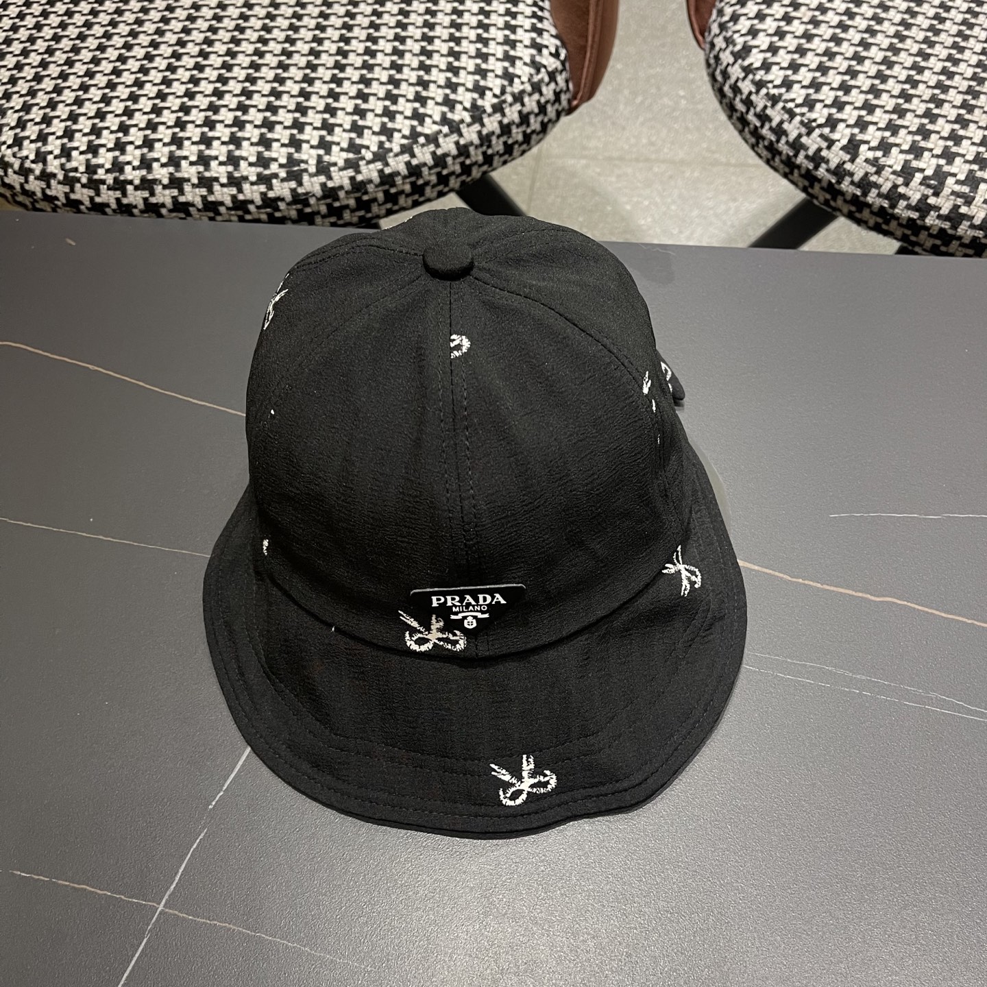 Prada普拉拉夏百搭薄款新款蝴蝶结系带鸭舌帽女户外体闲甜美大檐显脸小渔夫帽