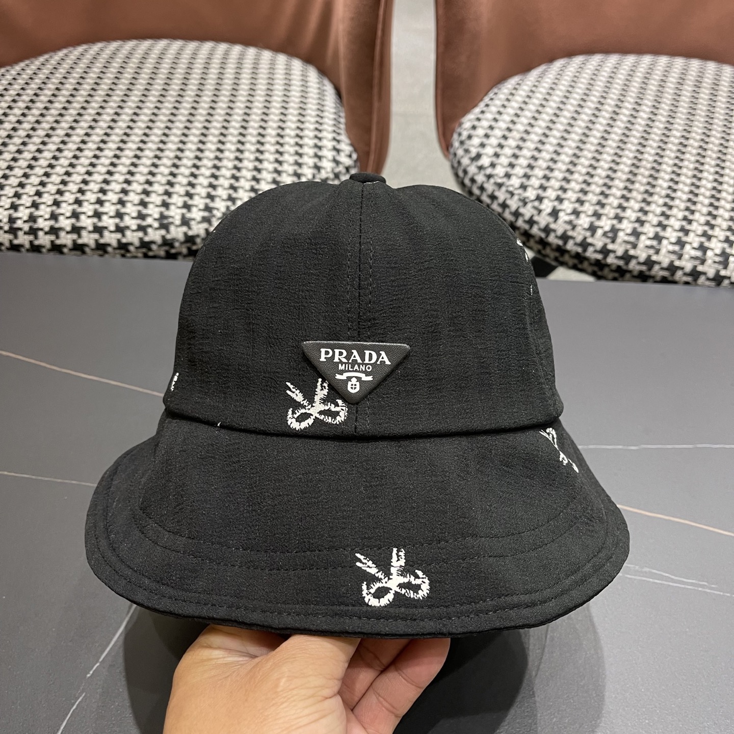 Prada普拉拉夏百搭薄款新款蝴蝶结系带鸭舌帽女户外体闲甜美大檐显脸小渔夫帽