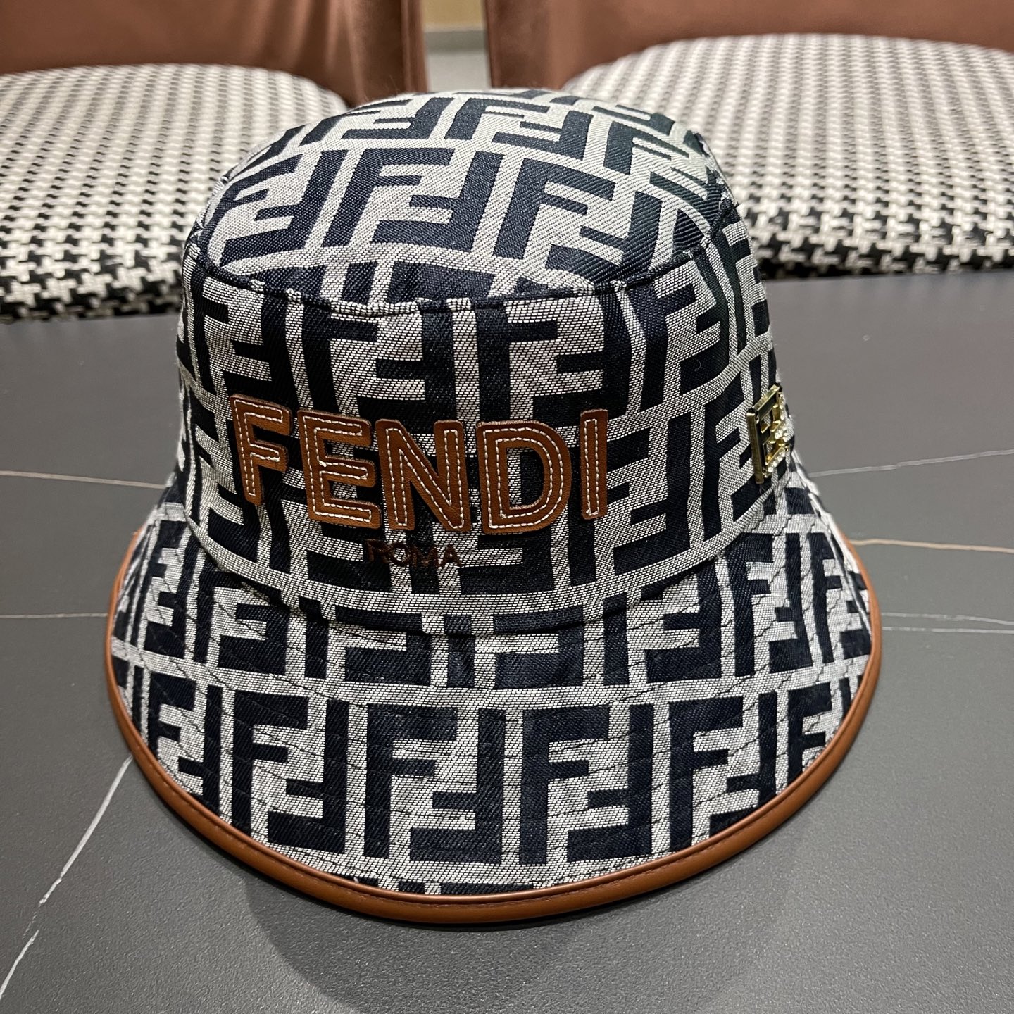  FENDI 芬迪 2025新款韩版时尚原单渔夫帽 官网新品😱简约大气👍 細節做工完美❤爱不释手👍亲，赶
