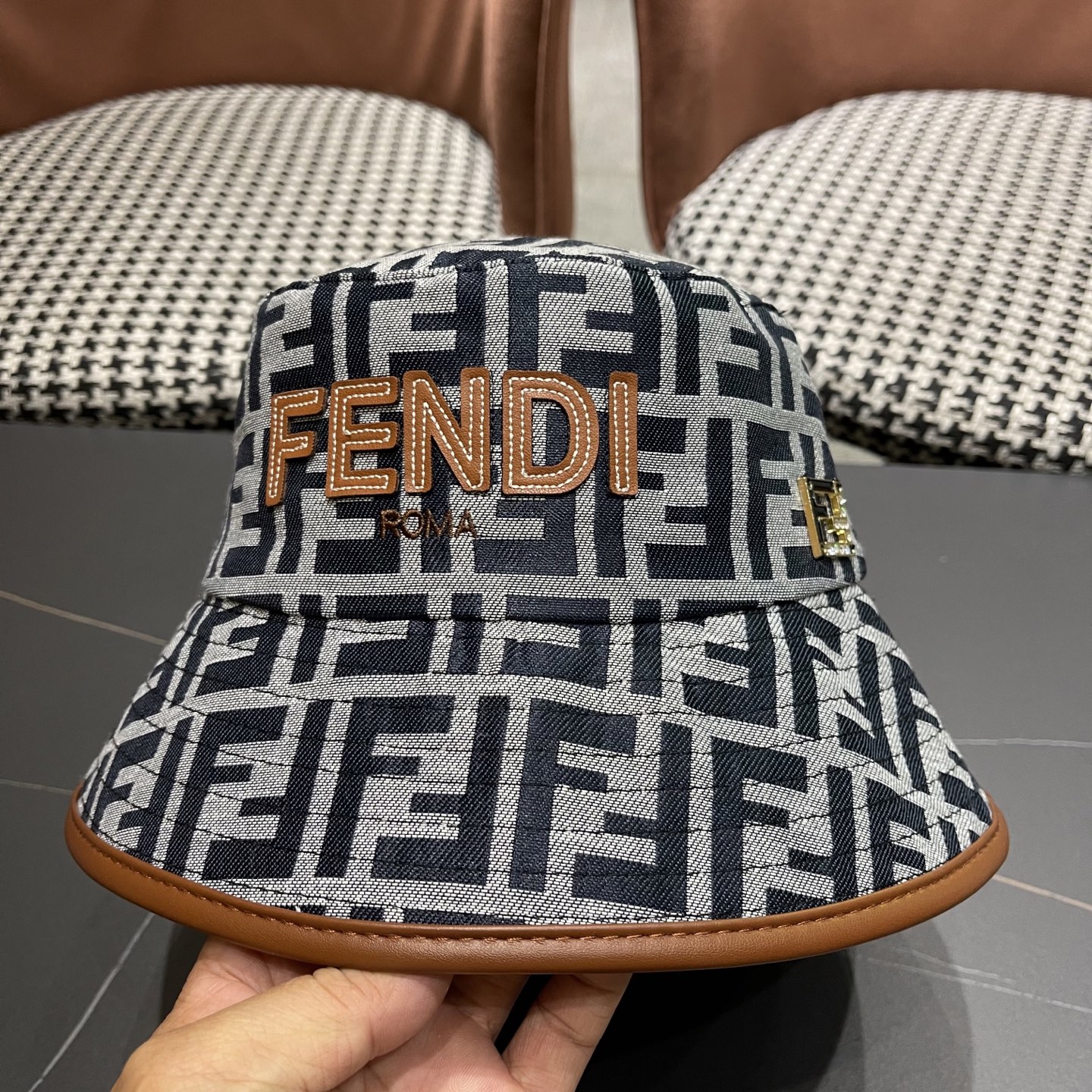  FENDI 芬迪 2025新款韩版时尚原单渔夫帽 官网新品😱简约大气👍 細節做工完美❤爱不释手👍亲，赶